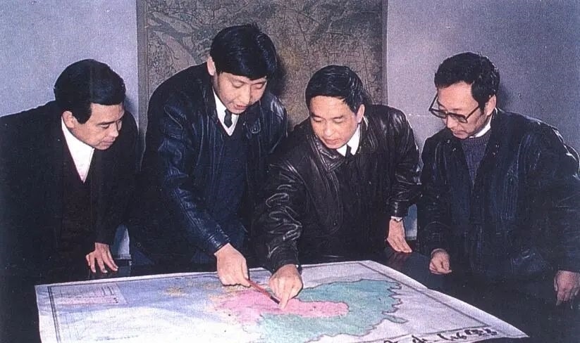 1991年12月，習(xí)近平與同事討論福州市戰(zhàn)略規(guī)劃設(shè)想。（圖源：《習(xí)近平在福州》）