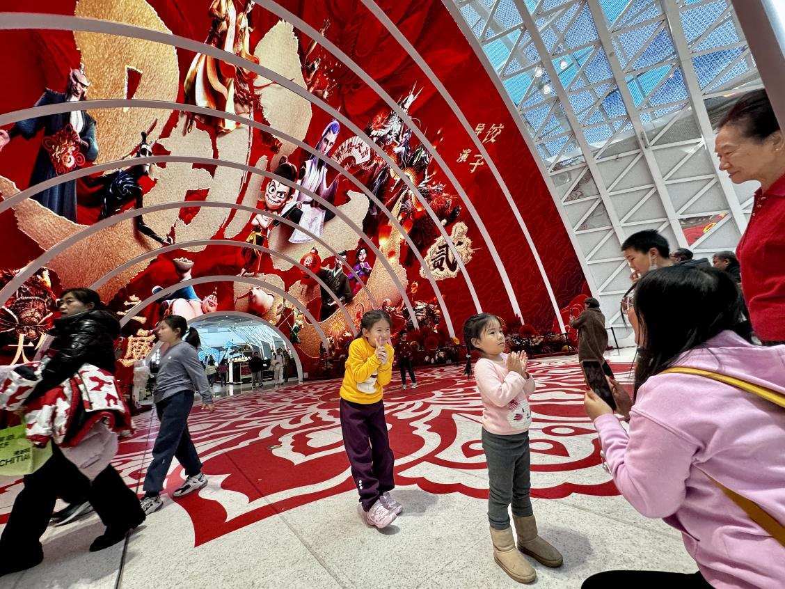 乙巳蛇年春節(jié)期間，影迷在《哪吒之魔童鬧?！肪薹笄芭恼沾蚩?。