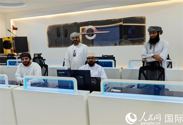 阿曼蘭斯航天公司員工在工作中。人民網(wǎng) 海瑟姆·穆扎恩攝