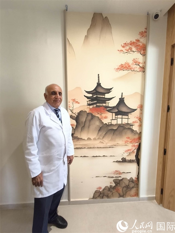 哈利勒的診所中國(guó)元素很濃。人民網(wǎng)記者 黃培昭攝