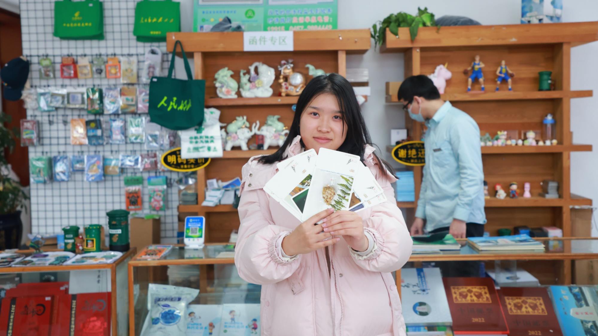 游客在漠河最北郵局郵寄明信片（央廣網發(fā) 徐率 攝）