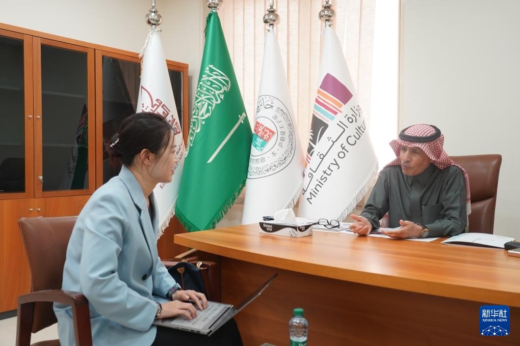 2月19日，“穆罕默德·本·薩勒曼王子沙特-中國文化合作獎”（簡稱“穆罕默德·本·薩勒曼王子獎”）秘書長阿卜杜勒·穆赫辛·阿基利（右）在沙特首都利雅得接受新華社記者專訪。新華社記者 尹炣 攝