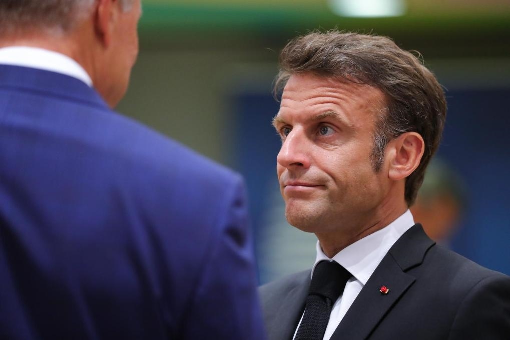 2023年6月29日，在比利時布魯塞爾，法國總統(tǒng)馬克龍（右）準備出席歐盟峰會。新華社記者鄭煥松攝