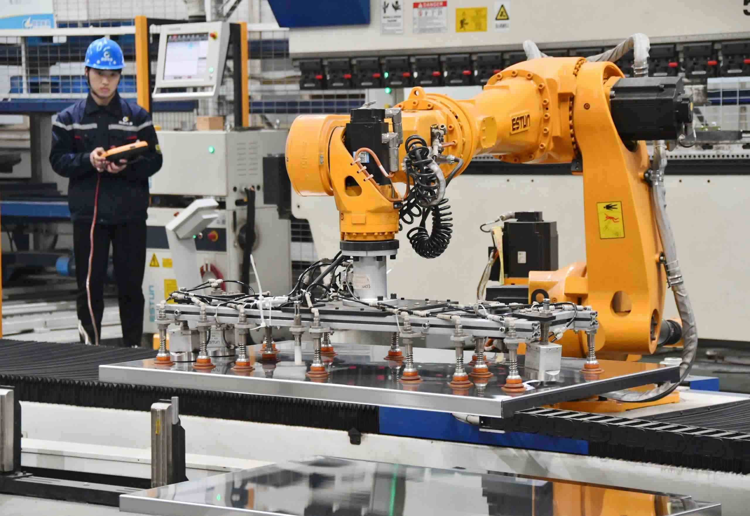 △2025年2月21日，河北邯鄲永年區(qū)工業(yè)園區(qū)的一家企業(yè)，工人正在操控工業(yè)機(jī)器人作業(yè)。