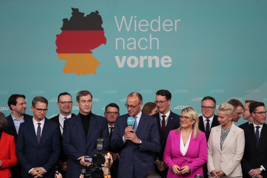 2月23日，在德國(guó)柏林的基督教民主聯(lián)盟總部，聯(lián)盟黨總理候選人默茨（中）在出口民調(diào)顯示領(lǐng)先后接受祝賀。新華社記者杜哲宇攝