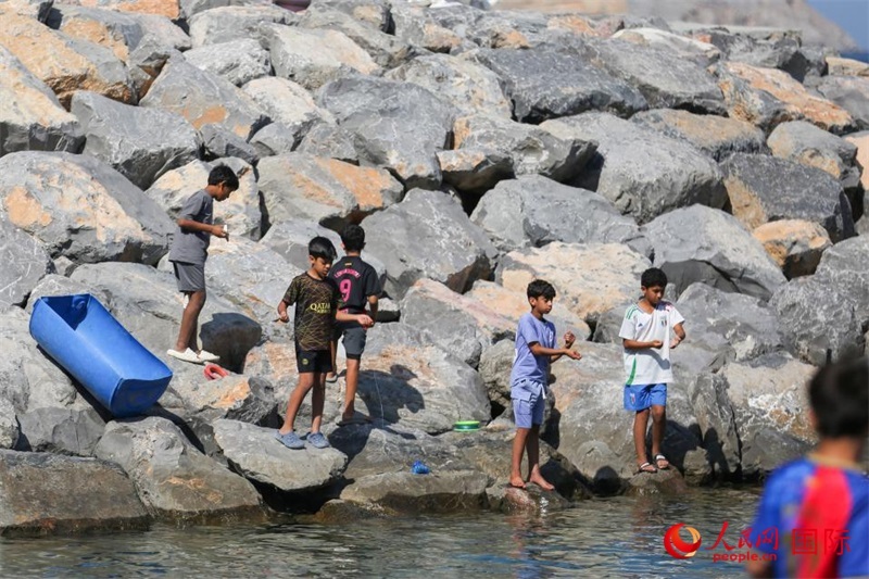 在海邊玩耍的孩子們。人民網(wǎng) 塔里克·易卜拉欣攝