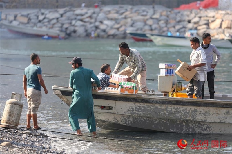 當(dāng)?shù)厝藗冊(cè)谶\(yùn)送生活物資。人民網(wǎng) 塔里克·易卜拉欣攝