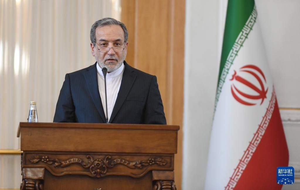2月25日，在伊朗德黑蘭，伊朗外交部長(zhǎng)阿拉格齊出席聯(lián)合新聞發(fā)布會(huì)。新華社記者 沙達(dá)提 攝