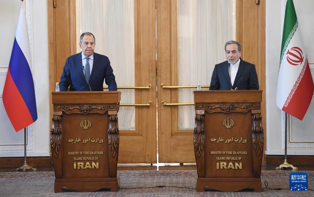 2月25日，在伊朗德黑蘭，伊朗外交部長(zhǎng)阿拉格齊（右）與俄羅斯外長(zhǎng)拉夫羅夫出席聯(lián)合新聞發(fā)布會(huì)。新華社記者 沙達(dá)提 攝