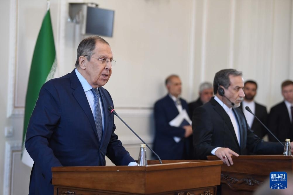 2月25日，在伊朗德黑蘭，俄羅斯外長(zhǎng)拉夫羅夫（左）與伊朗外交部長(zhǎng)阿拉格齊出席聯(lián)合新聞發(fā)布會(huì)。新華社記者 沙達(dá)提 攝