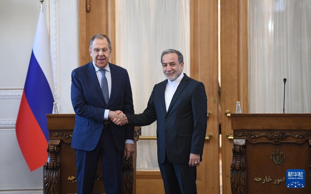 2月25日，在伊朗德黑蘭，伊朗外交部長(zhǎng)阿拉格齊（右）與俄羅斯外長(zhǎng)拉夫羅夫出席聯(lián)合新聞發(fā)布會(huì)。新華社記者 沙達(dá)提 攝