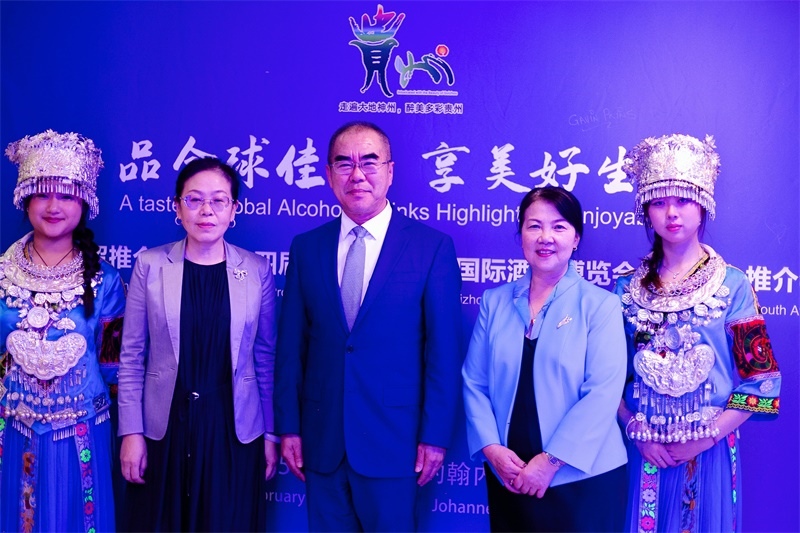 潘慶江總領事與王洪波秘書長合影。（南非貴州商會供圖）