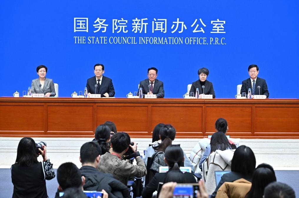 2月28日，國務(wù)院新聞辦公室在北京舉行國務(wù)院政策例行吹風(fēng)會，民政部副部長唐承沛、財政部副部長郭婷婷、自然資源部副部長許大純、住房城鄉(xiāng)建設(shè)部副部長姜萬榮和國務(wù)院新聞辦公室新聞發(fā)言人介紹2024年國務(wù)院部門辦理全國人大代表建議和全國政協(xié)提案工作有關(guān)情況，并答記者問。新華社記者 李鑫 攝