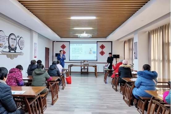 實踐支隊隊員在涇河村進(jìn)行反詐宣講。學(xué)校供圖