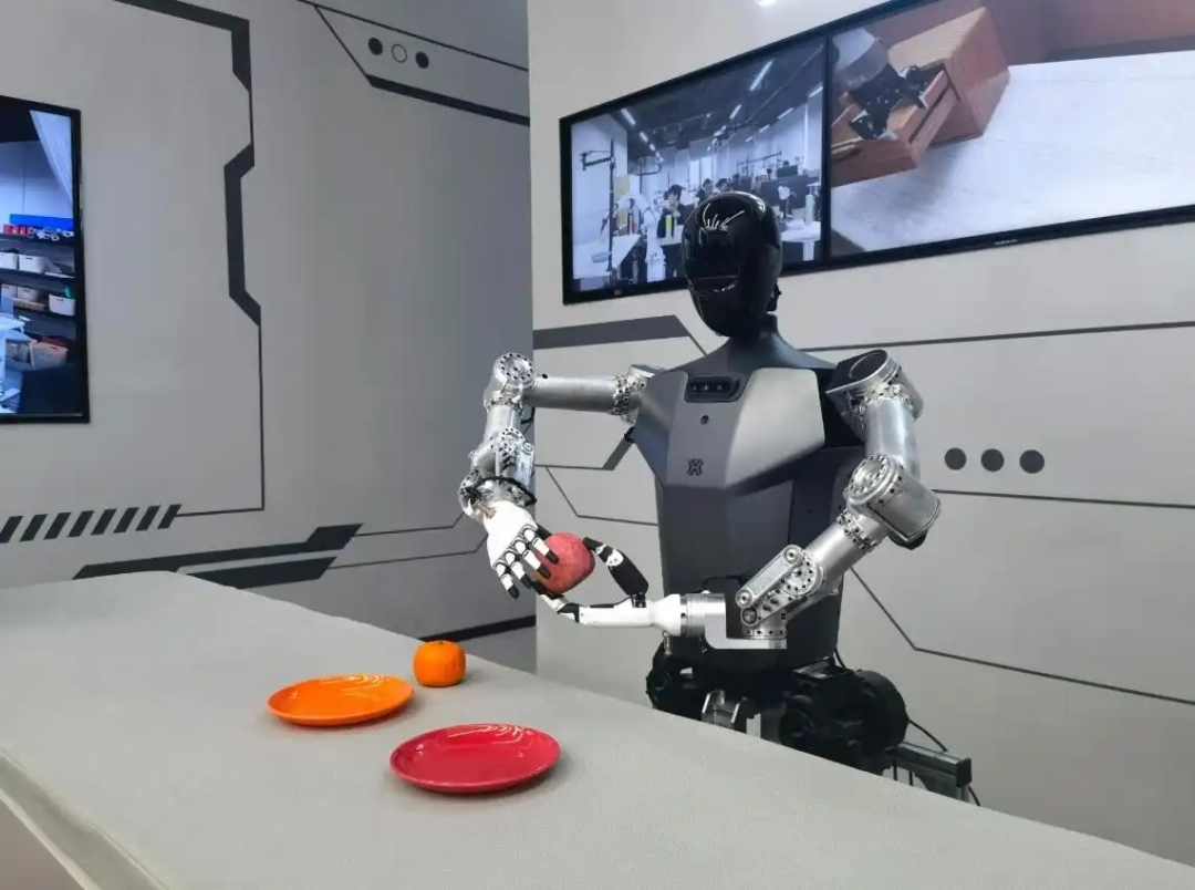 △2025年2月24日，北京“機(jī)器人大世界”展出的機(jī)器人正在完成日常家務(wù)。