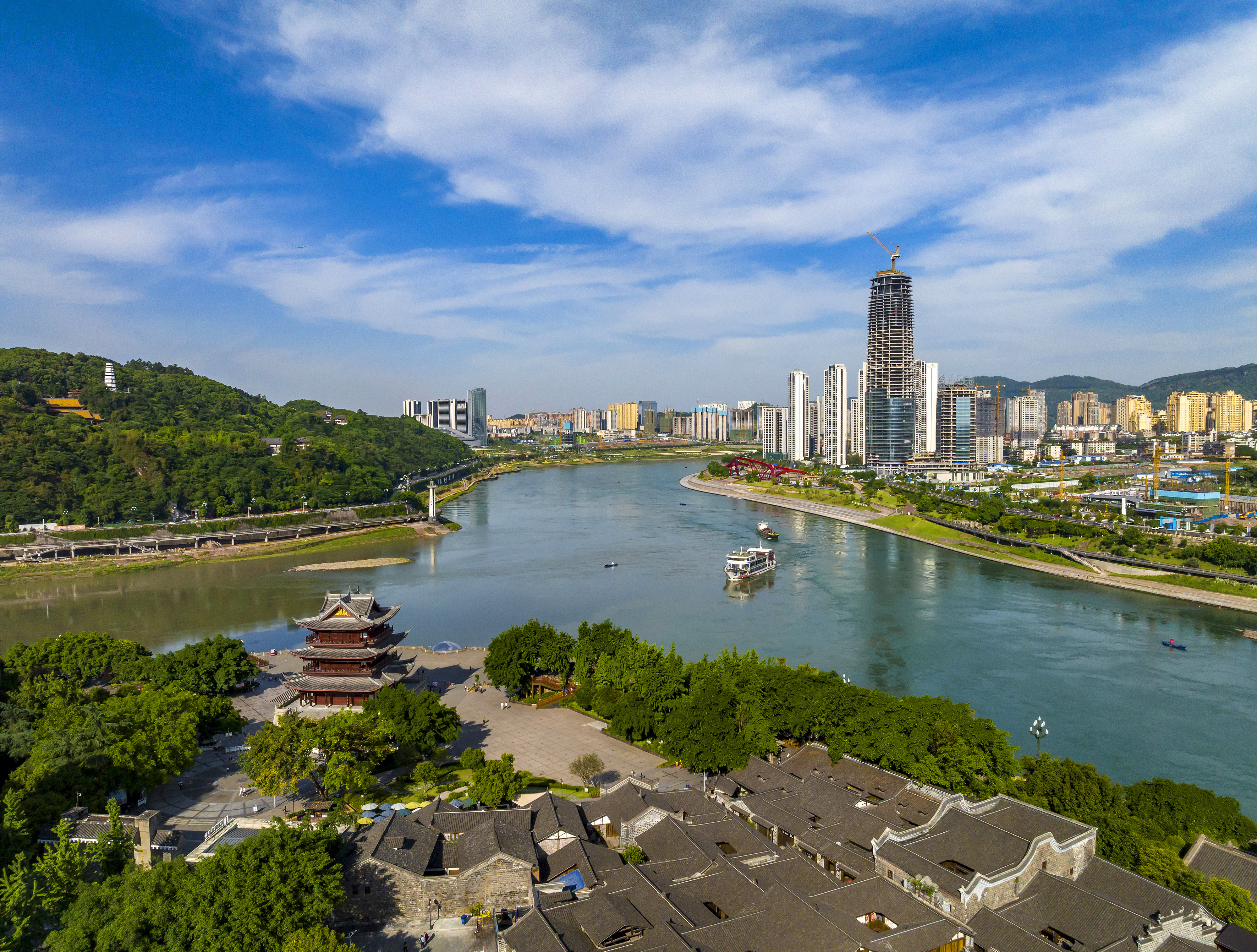 “長江首城”四川宜賓，經過長江生態(tài)綜合治理后的三江交匯處風光。