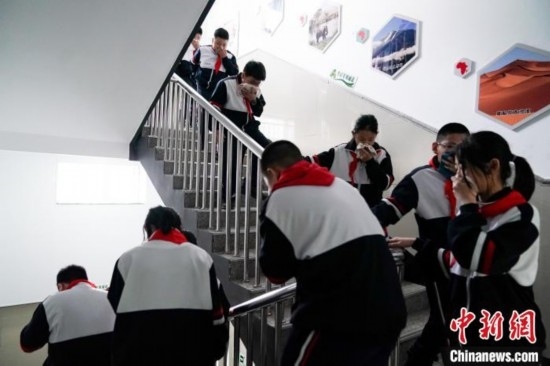  圖為學生們進行應急疏散演練。中新社記者 趙宇航 攝