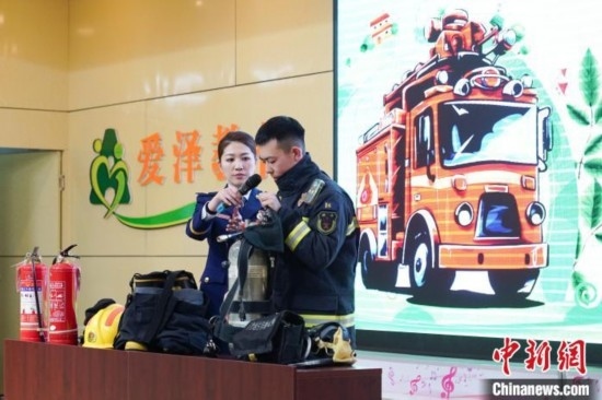 圖為消防員介紹消防裝備。中新社記者 趙宇航 攝