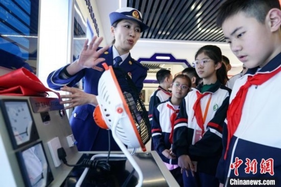 圖為學生們參觀道里區(qū)消防救援大隊消防科普體驗館內(nèi)電器火災演示實驗臺。中新社記者 趙宇航 攝