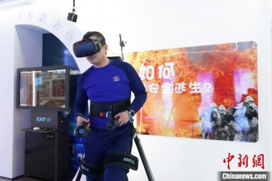 圖為消防員利用VR展示火災如何逃生。中新社記者 趙宇航 攝