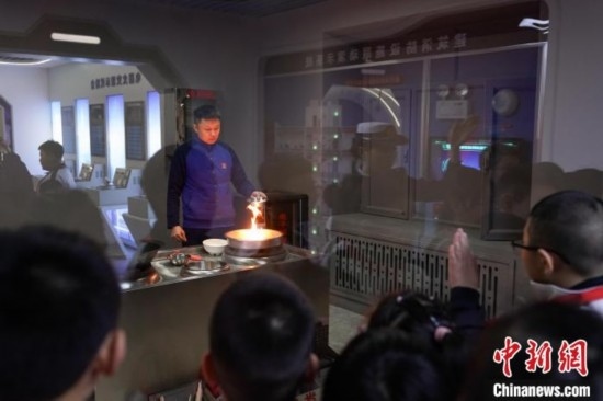 圖為學生們參觀道里區(qū)消防救援大隊消防科普體驗館內(nèi)火場真實體驗演示區(qū)。中新社記者 趙宇航 攝