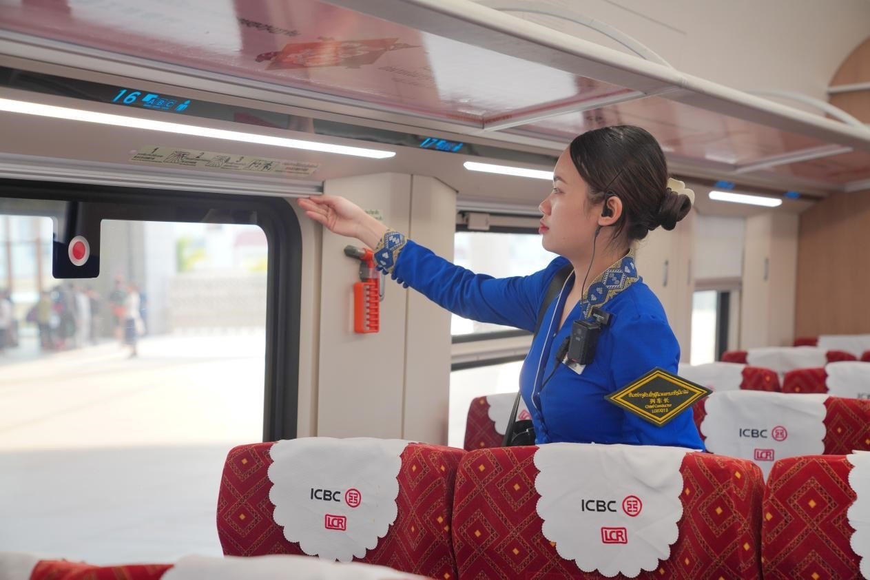 中老鐵路瀾滄號動車組列車長小麗正在進(jìn)行車廂檢查。老中鐵路有限公司供圖