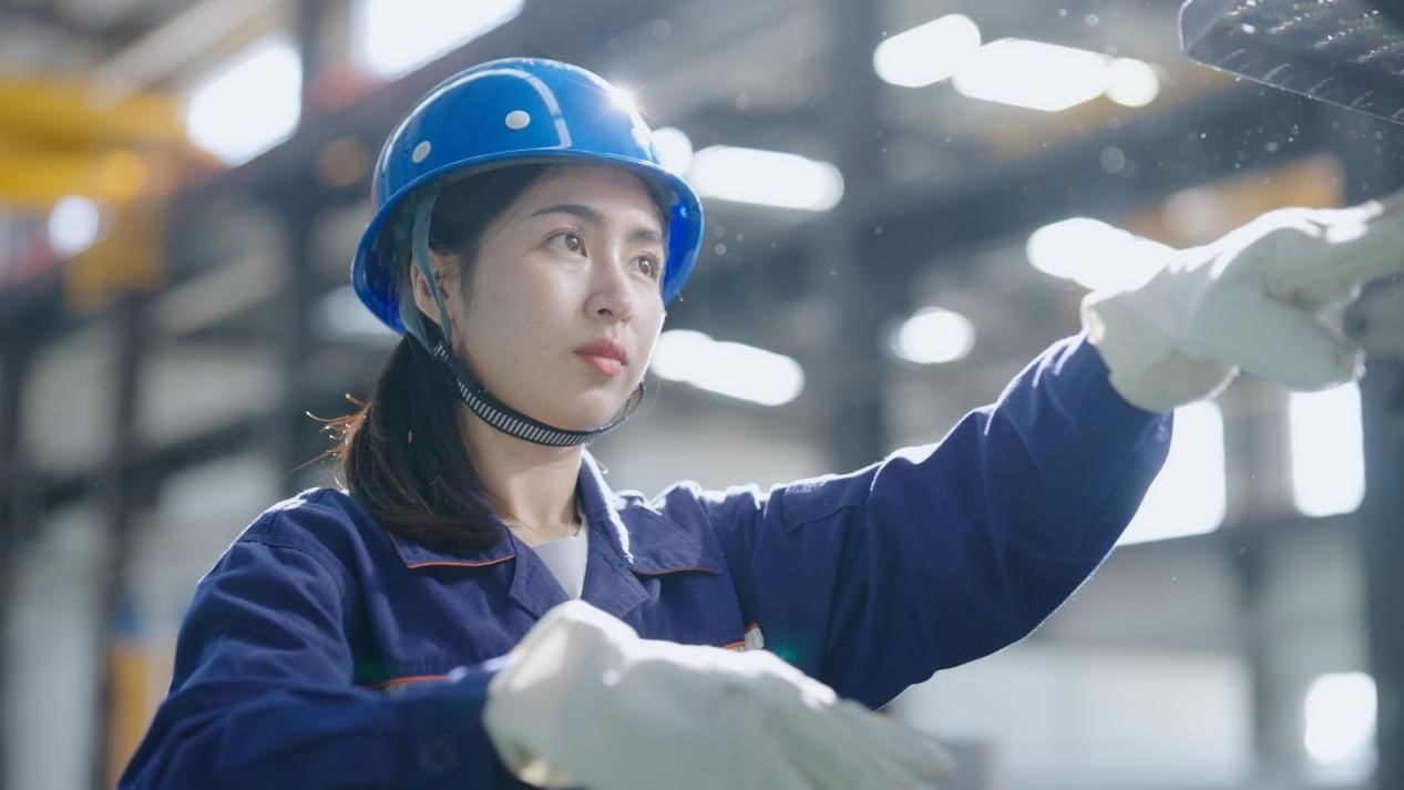 老中鐵路有限公司萬象運(yùn)營管理中心機(jī)輛車間希達(dá)在工作中。老中鐵路有限公司供圖