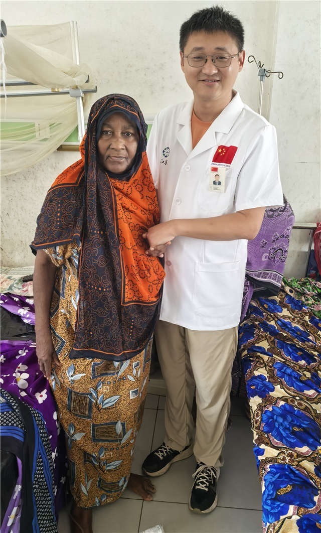 術(shù)后第二天患者即能站立。中國(guó)援桑醫(yī)療隊(duì)供圖