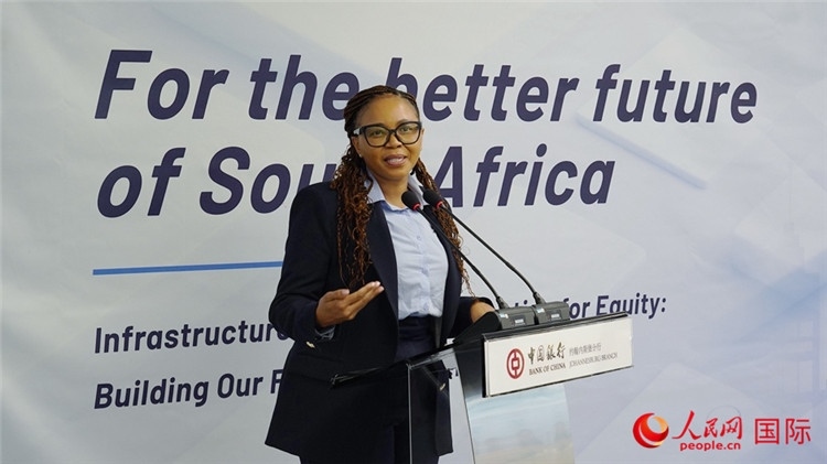 馬塞莫拉女士詳細(xì)介紹了南非政府在基礎(chǔ)設(shè)施建設(shè)方面的最新規(guī)劃和社會公益項(xiàng)目。人民網(wǎng) 劉暢攝