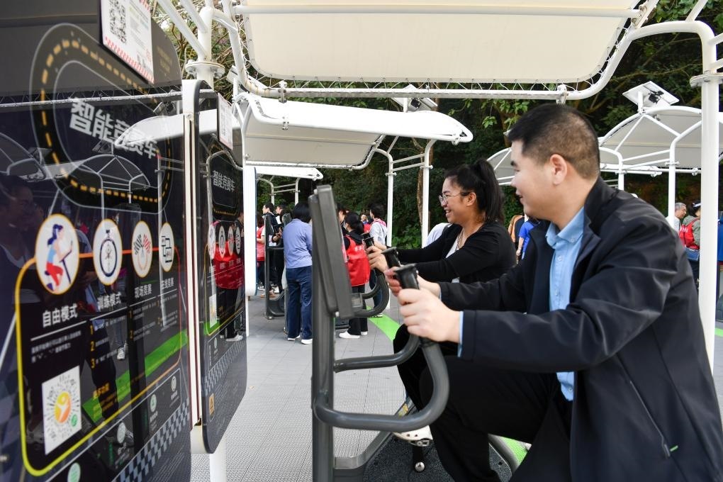 2024年1月20日，市民在蓮花山公園西區(qū)室外智能健身房參加競賽活動。當日，深圳市室外智能健身競賽活動舉行。新華社記者 梁旭 攝