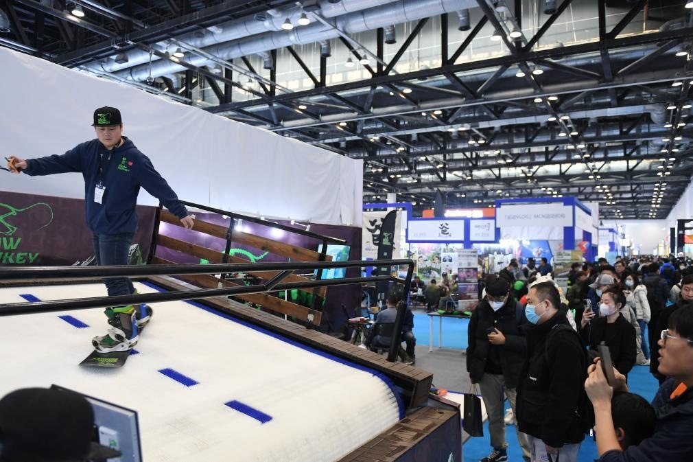 2023年2月11日，參觀者在展會上了解一款模擬滑雪設備。當日，2023亞洲運動用品與時尚展在國家會議中心拉開帷幕。新華社記者 張晨霖 攝
