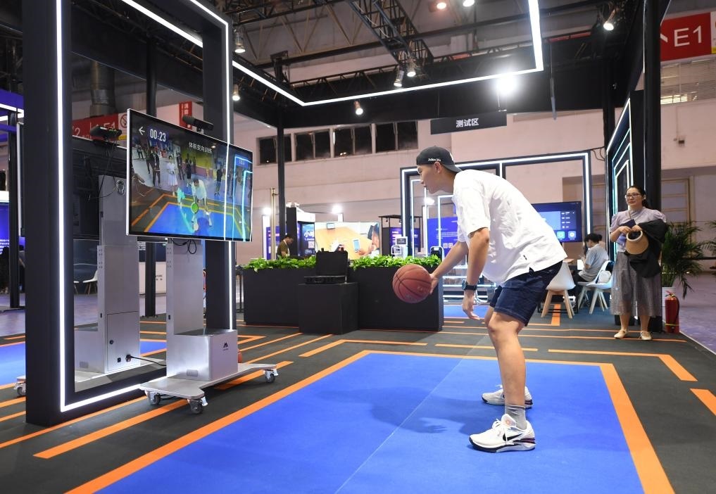 2023年8月25日，在HICOOL2023全球創(chuàng)業(yè)者峰會展覽展示區(qū)，觀眾體驗AI智慧體育運動系統(tǒng)。當日，HICOOL2023全球創(chuàng)業(yè)者峰會在位于北京市順義區(qū)的中國國際展覽中心（新館）開幕。新華社記者 任超 攝