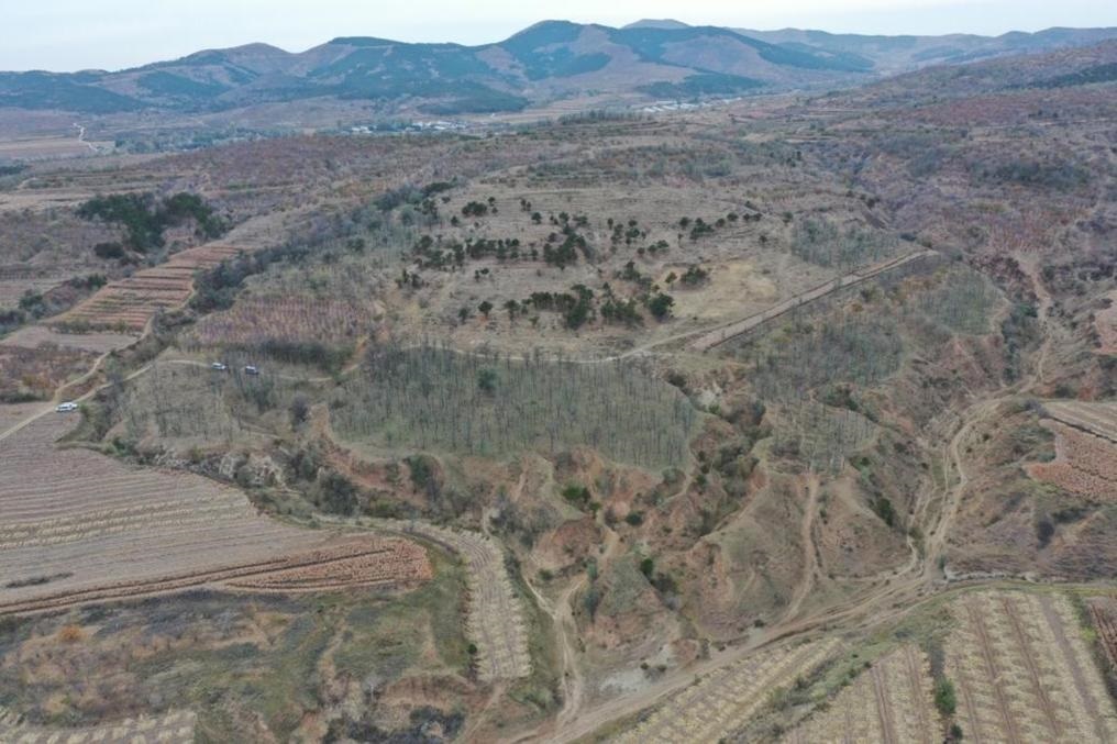 朝陽(yáng)凌源無(wú)白丁遺址群（2024年11月23日攝）。新華社發(fā)（遼寧省文物考古研究院供圖）