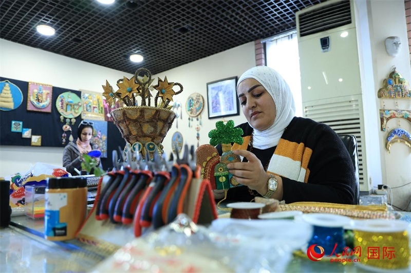 設計師娜達在制作巴比倫時期飾品。人民網伊納斯·易卜拉欣攝