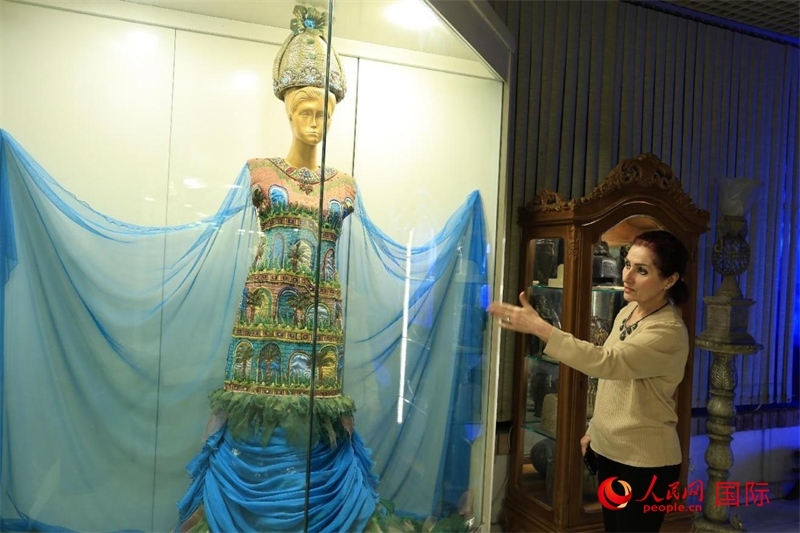 設計師展示服飾。人民網伊納斯·易卜拉欣攝