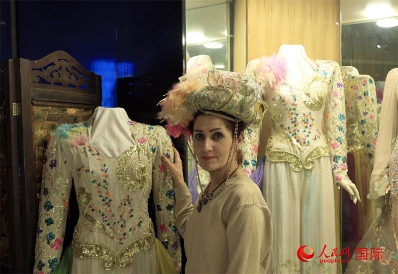 設計師展示阿拉伯阿巴斯王朝時期王冠。人民網伊納斯·易卜拉欣攝