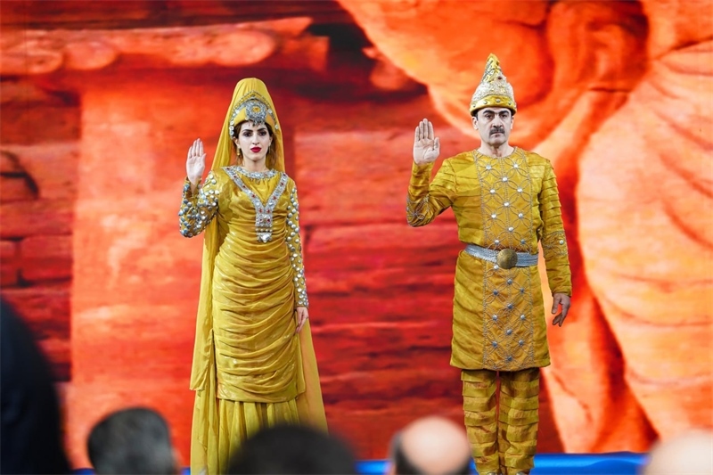 伊拉克時尚館舉辦的時裝展上，模特展示亞述時期服飾。伊拉克時尚館供圖