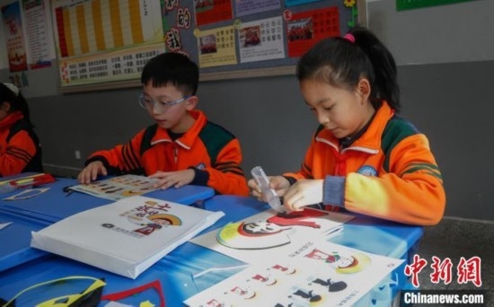 圖為學生參與“土族娃娃布貼畫”社教課。中新社記者 馬銘言 攝
