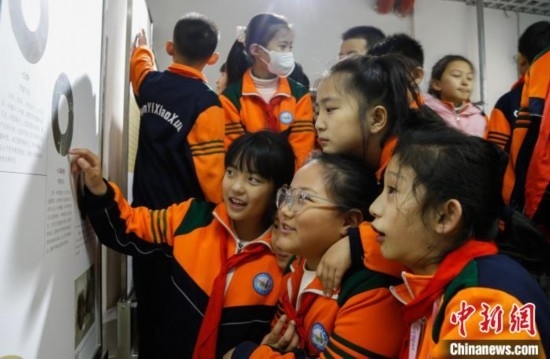 圖為學生參觀青海省博物館“1+3”主題流動展覽，了解在青海喇家遺址出土的齊家文化 · 玉三璜聯(lián)璧。中新社記者 馬銘言 攝