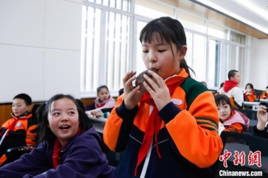 圖為學生在“國寶音樂會”社教課中體驗吹陶塤。中新社記者 馬銘言 攝