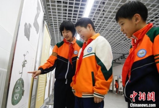 圖為學生了解出土于青海省西寧市大通回族土族自治縣的漢代鸞鳳銅熏爐蓋。中新社記者 馬銘言 攝