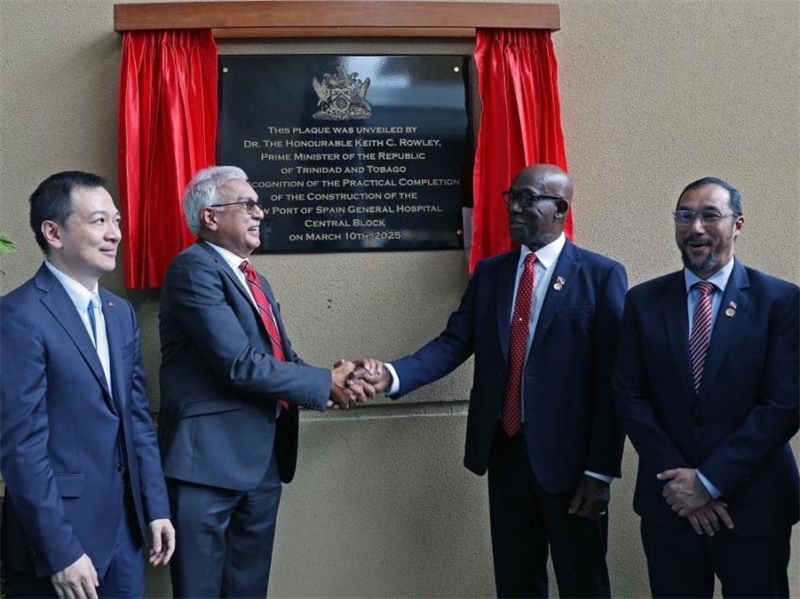 特多總理基思·羅利（右二）等特方政要、中國駐特多使館臨時代辦楊晗（左一）等出席西班牙港總醫(yī)院項目揭幕儀式。中國鐵建（加勒比）有限公司供圖