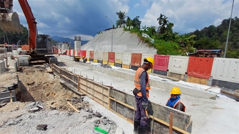 施工現(xiàn)場。 鄧騰亮攝