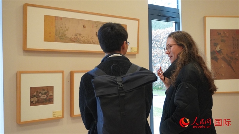 劍橋大學(xué)學(xué)者參觀宋畫特展。人民網(wǎng) 徐量攝