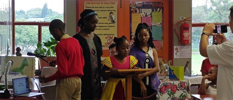 南非學(xué)生介紹南非。