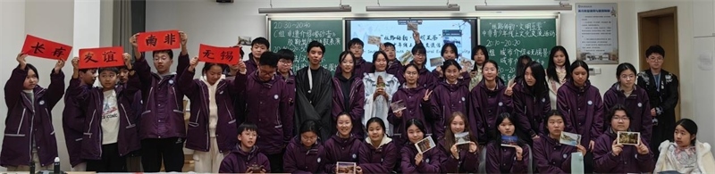 中南學(xué)生合影留念。