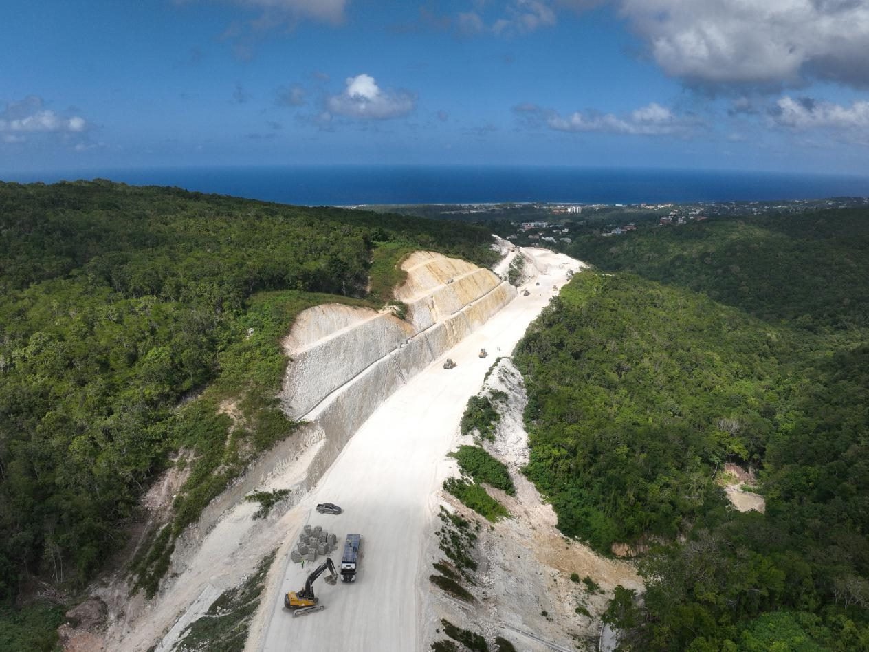 圖為中企承建的牙買(mǎi)加蒙特哥貝繞城路項(xiàng)目基層試驗(yàn)段正在進(jìn)行攤鋪和碾壓施工，相關(guān)施工工作已于近日順利完成。中國(guó)港灣美洲區(qū)域公司供圖