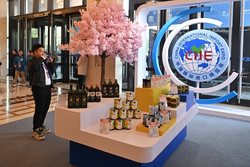 參會(huì)嘉賓在“進(jìn)博會(huì)走進(jìn)湖北”活動(dòng)主題推介會(huì)展區(qū)拍攝。人民網(wǎng)記者 翁奇羽攝