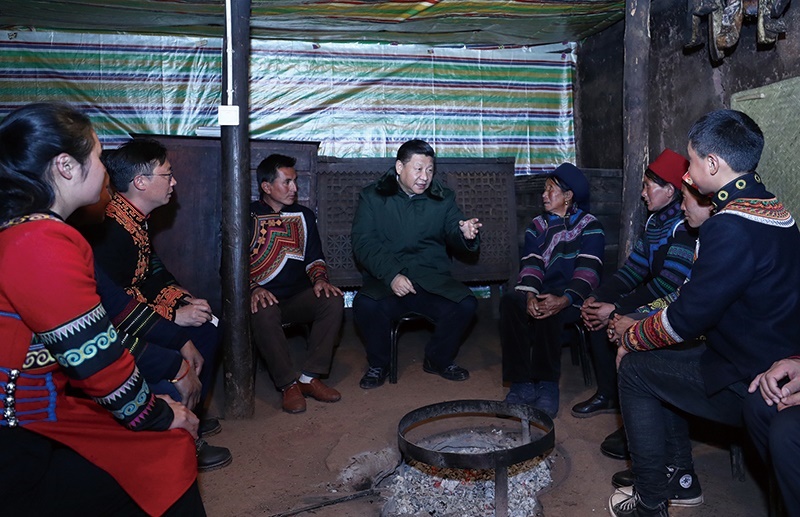 △2018年2月11日，四川涼山彝族自治州昭覺縣三岔河鄉(xiāng)三河村，習(xí)近平總書記來到村民節(jié)列俄阿木家中看望。