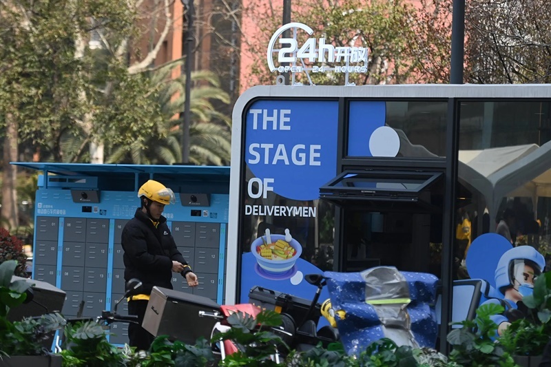 2024年3月15日，位于浙江杭州城西銀泰城廣場(chǎng)的“小哥驛站”正式啟用，網(wǎng)約車司機(jī)等新就業(yè)形態(tài)勞動(dòng)者可在此短暫休憩、補(bǔ)給。